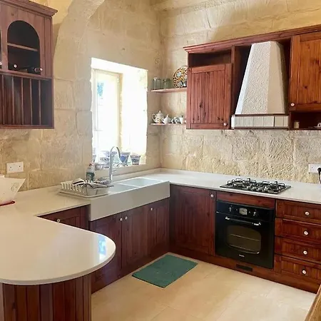 Unique Farmhouse-4 Double Bedroom, Quiet W/views * Għarb