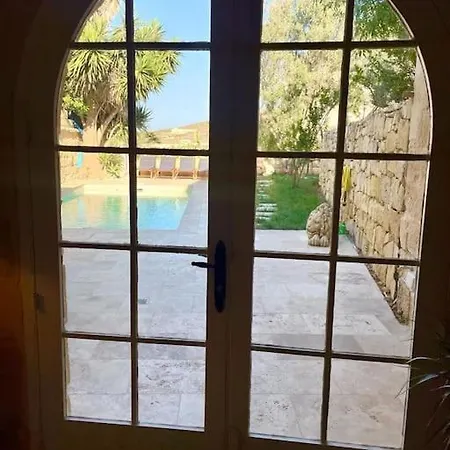 Unique Farmhouse-4 Double Bedroom, Quiet W/views *