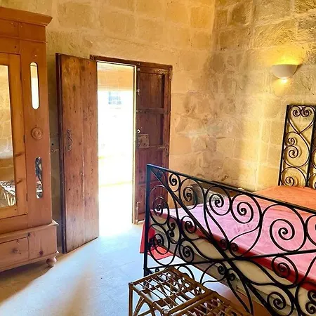 Unique Farmhouse-4 Double Bedroom, Quiet W/views Villa