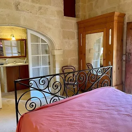Unique Farmhouse-4 Double Bedroom, Quiet W/views