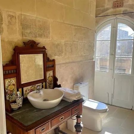 Unique Farmhouse-4 Double Bedroom, Quiet W/views فيلة