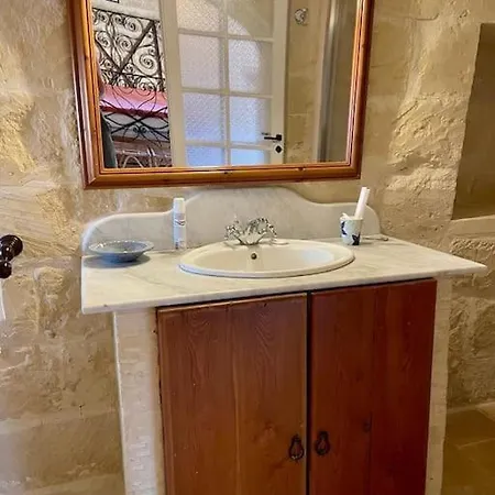 Unique Farmhouse-4 Double Bedroom, Quiet W/views *