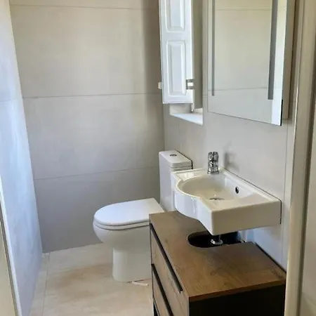 Unique Farmhouse-4 Double Bedroom, Quiet W/views