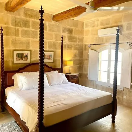 Unique Farmhouse-4 Double Bedroom, Quiet W/views